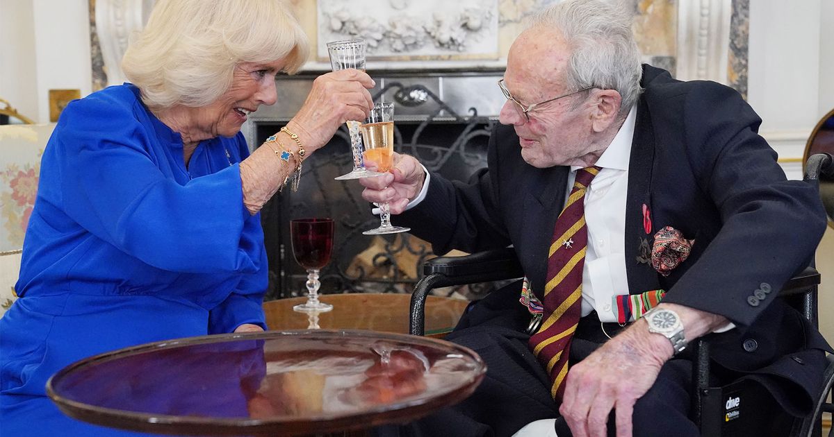 Königin Camilla: Champagner mit einem Hundertjährigen