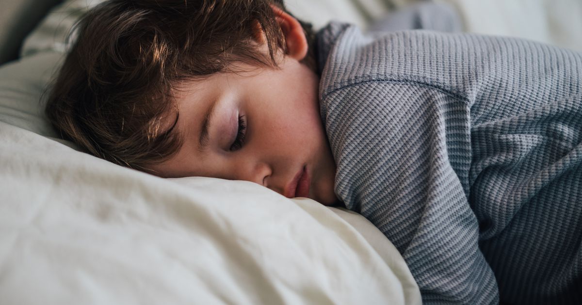 Wann muss mein Kind ins Bett?: Einfache Tabelle zeigt die perfekte Schlafenszeit für Kinder