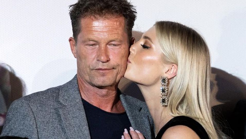 Küsschen für Papa: Bei seiner Kultfilm-Premiere stiehlt Tochter Luna ihm die Show