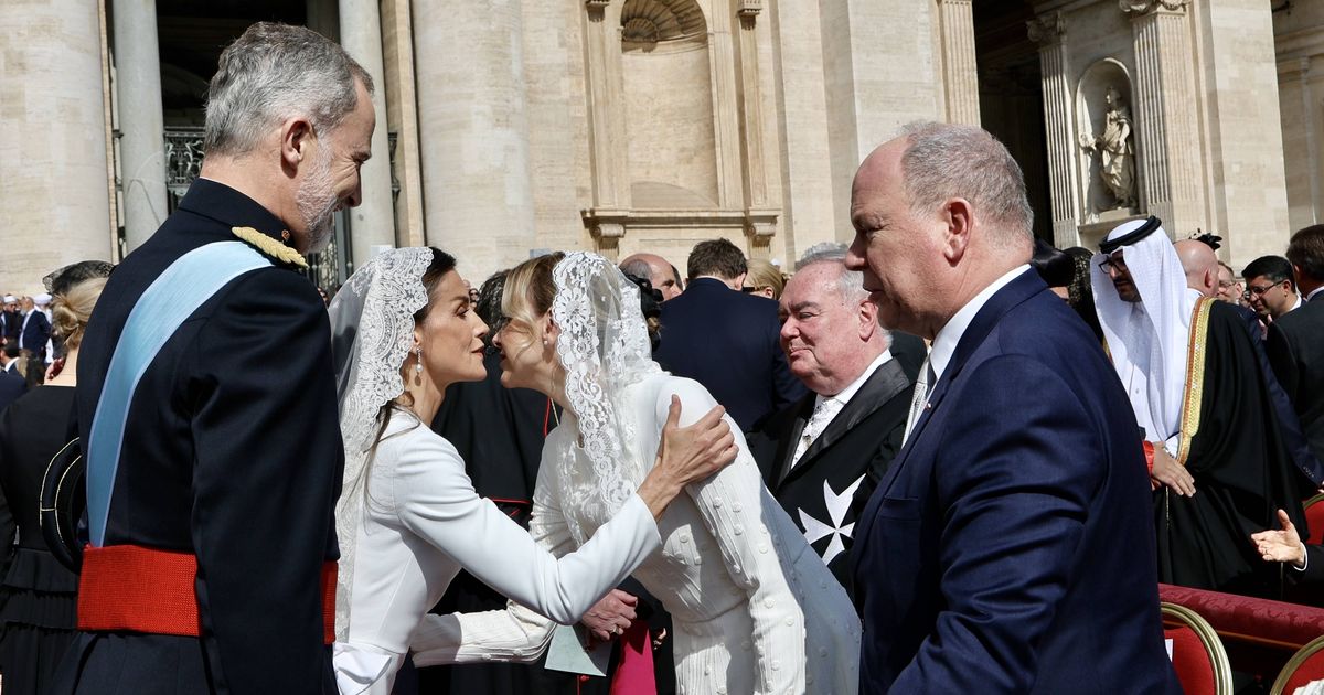 Royaler Glamour im Vatikan Warum Letizia & Charlène Weiß tragen dürfen, Máxima aber nicht