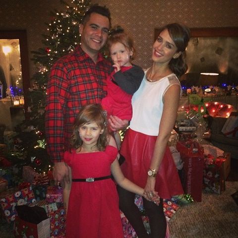 Etwas dezenter und farblich abgestimmt zeigt sich Jessica Alba mit ihrer Familie vor dem Weihnachtsbaum.