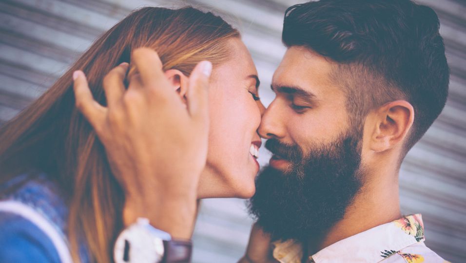 Auch, ob der Mund beim Kuss geöffnet wird, kann etwas über die Beziehung verraten.