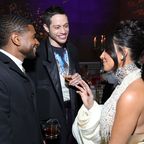 Usher (l.), Pete Davidson and Kim Kardashian in conversation at the Met Gala 2023.