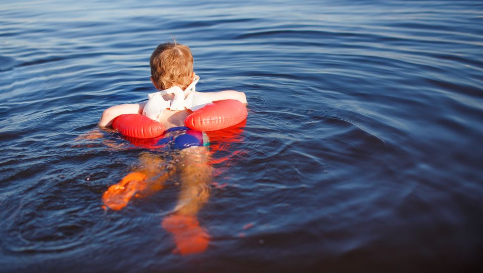 Kleiner Junge verliert Badeschlappen – Ente bringt sie ihm wieder