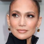 J. Lo beweist: So stylen Frauen ab 50 weiße Hosen im Sommer richtig