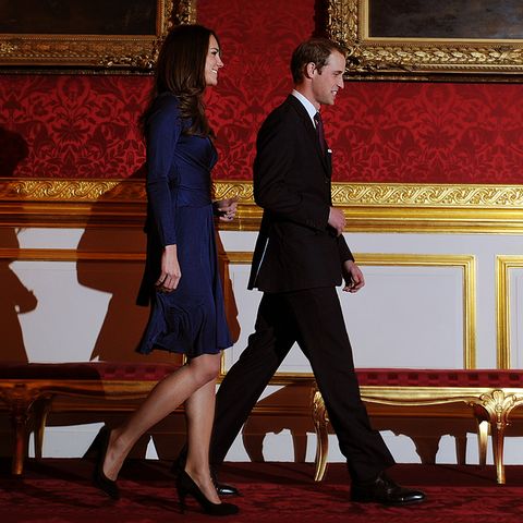 Lächelnd tritt Prinz William am 16. November 2010 mit seiner Langzeitfreundin Kate vor die Presse. 