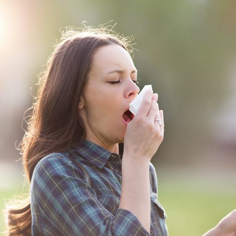 Frau niest, Pollen, Allergie, Heuschnupfen