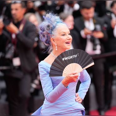 Blaue Haare, blaues Kleid und ein Fächer mit der Aufschrift "Worth It": Dame Helen Mirren bei der Eröffnung der Filmfestspiele von Cannes.