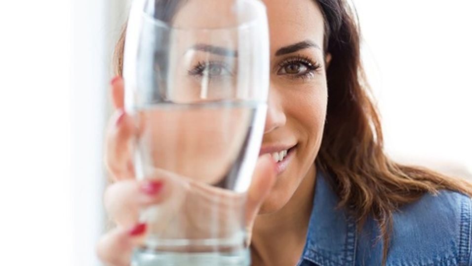 Die Wasser-Formel: So viel Flüssigkeit benötigt ihr Körper wirklich