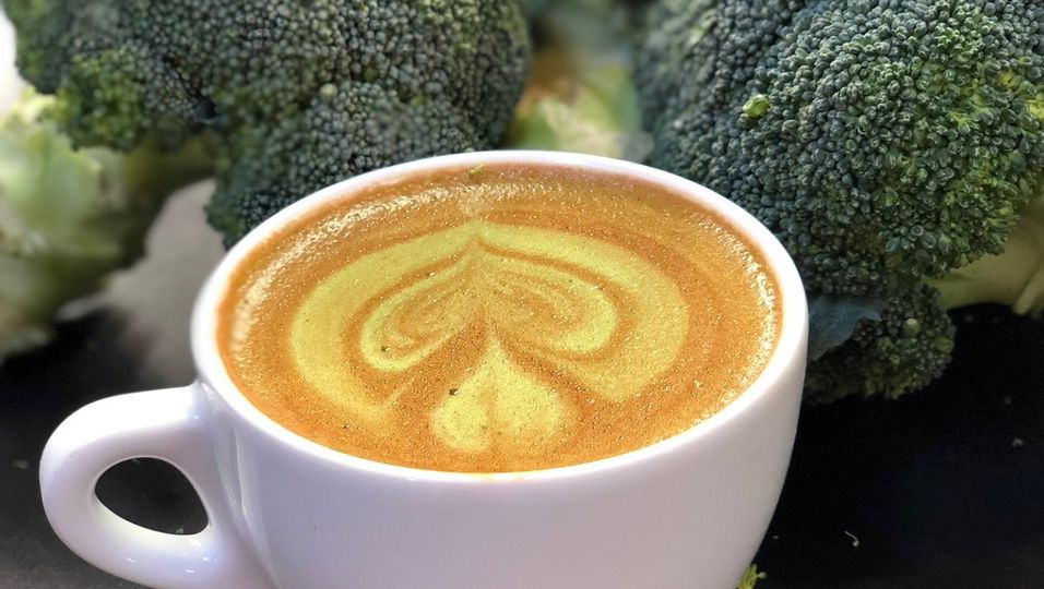 Neuer Kaffee-Trend aus Australien ist der  Broccoli-Latte. Das Szene-Cafes «Commonfolk Coffee» in Melbourne rührt Gemüsepulver in den Kaffee.