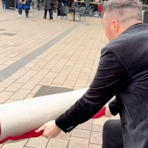 Roter Teppich in Fußgängerzone sorgt für Begeisterungsstürme in Belfast