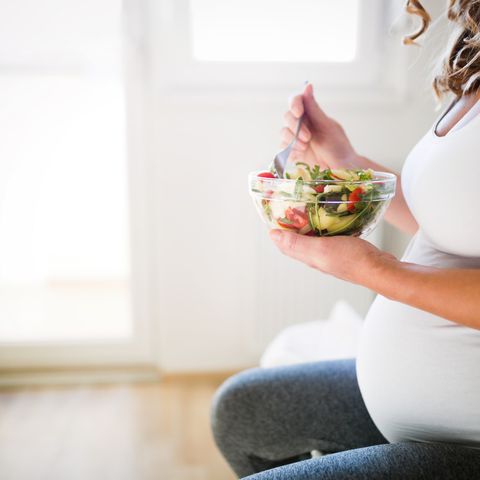 Schwangere mit gesunder Mahlzeit