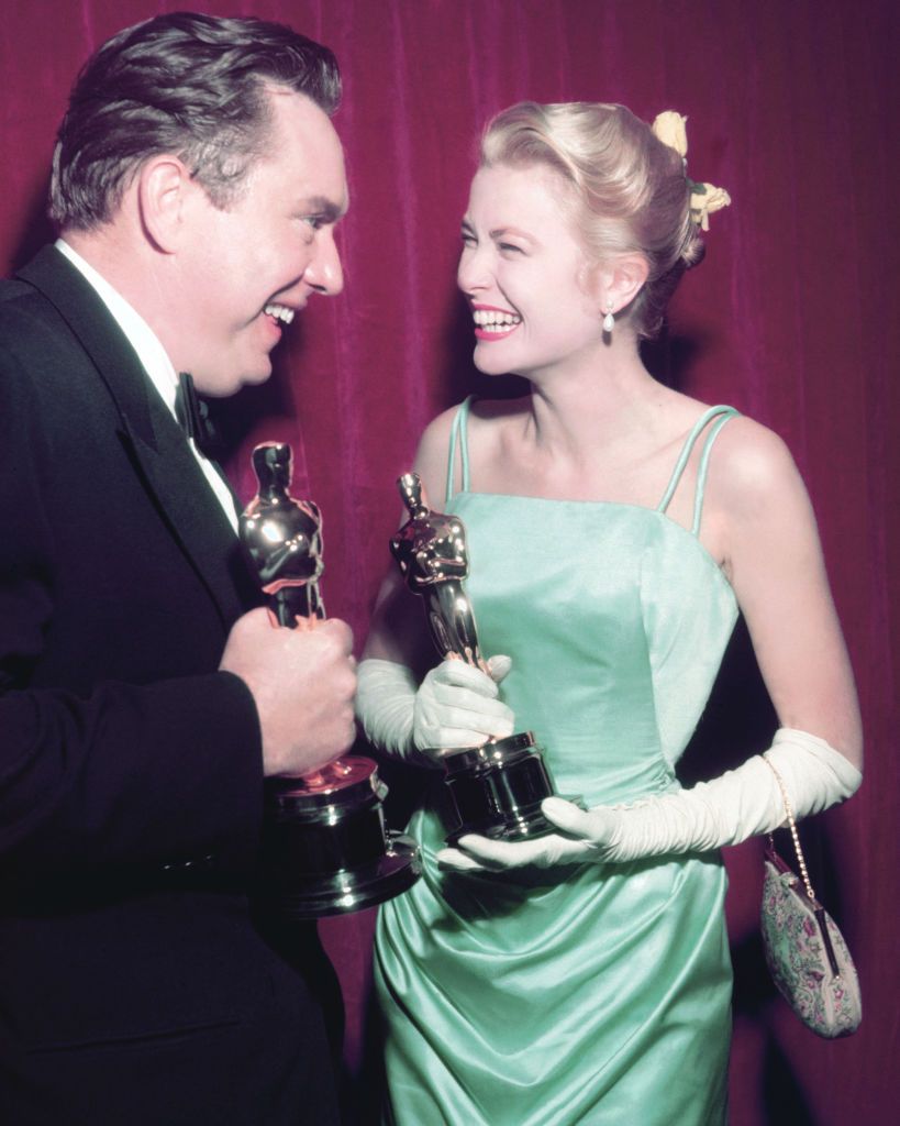 Glückliche Oscar-Gewinner: Edmond O'Brien (1915-1985) und Grace Kelly (1929 - 1982) bei der Verleihung der Academy Awards in Los Angeles am 30. März 1955.