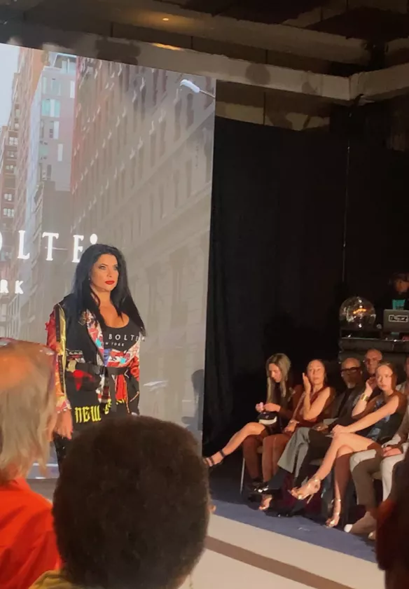 Iris Klein Selbstbewusst rockt sie den Runway auf der Fashion Week in