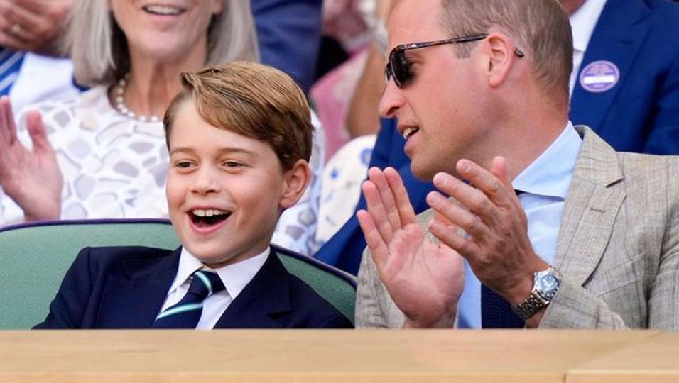Fachsimpeln mit Papa William: Beim Besuch des Wimbledon-Turniers blüht er auf