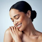 Frau mit Sleek Hair Look