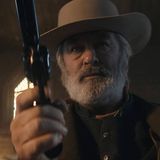 Alec Baldwin mit einer Requisiten-Waffe am Set seines Westerns "Rust".