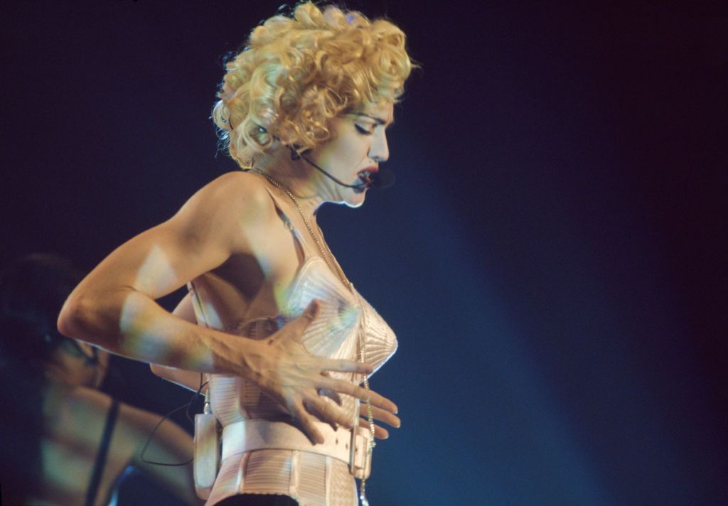 Madonna steht 1990 auf ihrer "Blond Ambition"-Welttournee im legendären kegelförmigen BH, entworfen von Jean Paul Gaultier, in Paris auf der Bühne. 
