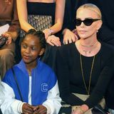 Charlize Theron hat sich mit Tochter August bei der Dior-Show in New York gezeigt.
