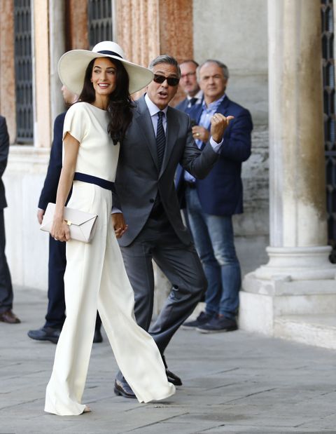 ... der ging nun aber an die schöne Anwältin Amal Alamuddin. Glückwunsch  zur Hochzeit, Mr. und Mrs. Clooney!
