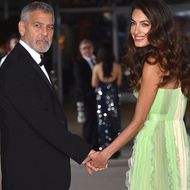 Amal Clooney - Schulterfrei & Wahnsinns-Dekolleté: An Georges Seite strahlt sie wie eine Göttin