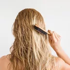 So kämmst du deine Haare glänzend schön