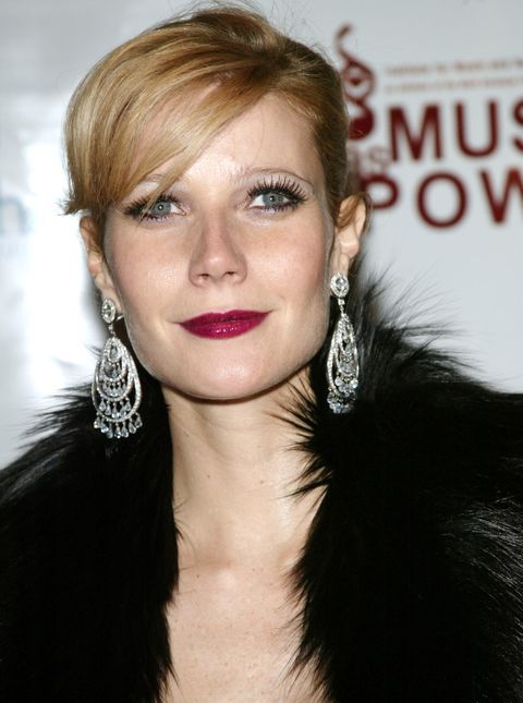 Diven-Auftritt: Gwyneth Paltrow  2003 in New York mit Chandelier-Ohrringen und Pelz. Damals war sie 31 Jahre alt. 