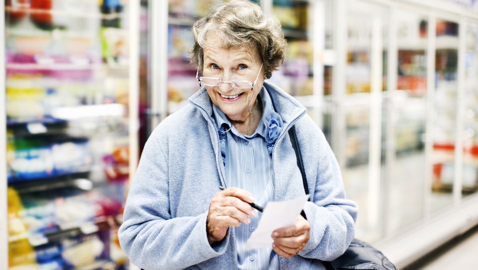 Video geht viral: Ältere Dame spielt Supermarkt einen lustigen Streich 