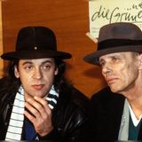 Udo Lindenberg und Joseph Beuys auf einer politischen Veranstaltung Anfang der 1980er-Jahre.
