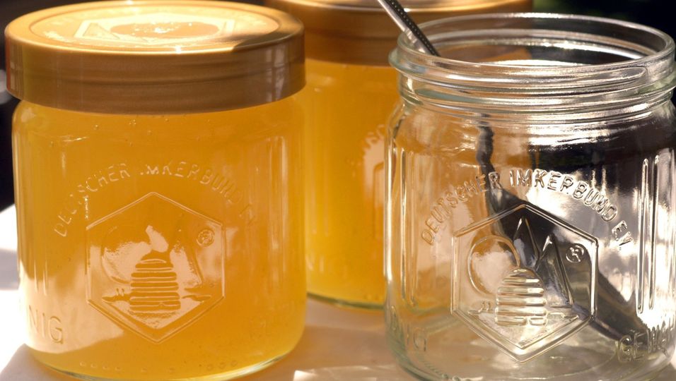 Honig wirkt antibakteriell, pflegt und nährt die Haut. Als Zusatz in Körperpflegeprodukten ist Honig daher ein gern verwendeter Inhaltsstoff.