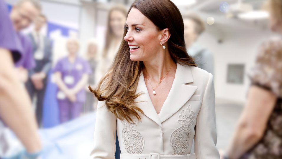 Kleid in Elfenbein & Heels aus Samt: Mit Prinzessin Anne weiht sie ein Krankenhaus ein