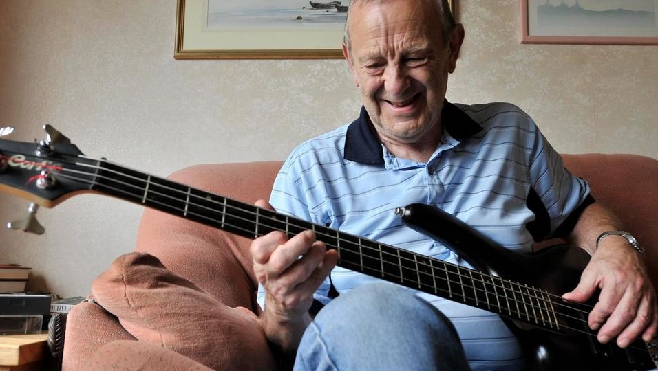 Der ehemalige Beatles-Bassist Chas Newby ist gestorben. Er wurde 81 Jahre alt.