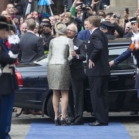 Herzliche Begrüßung: Königin Máxima drückt und küsst Königin Silvia