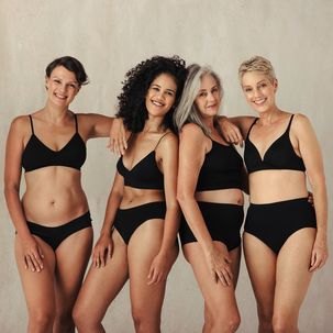 Vier Frauen mit unterschiedlichen Figurtypen in schwarzer Unterwäsche