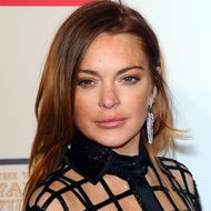Lindsay Lohan in einem schwarzen Kleid.