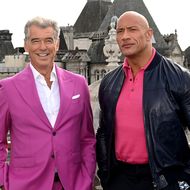 Pierce Brosnan: Er stiehlt in pinkem Anzug "The Rock" die Show