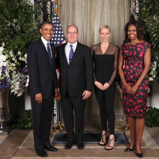 Outfit Nummer drei: Beim Empfang mit dem US-Präsidentenpaar glänzte Charlène 2013 in einem schwarzen Overall mit Tüll-Details.