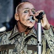 Schock bei Rammstein-Konzert: Sänger Till Lindemann stürzt von Bühne