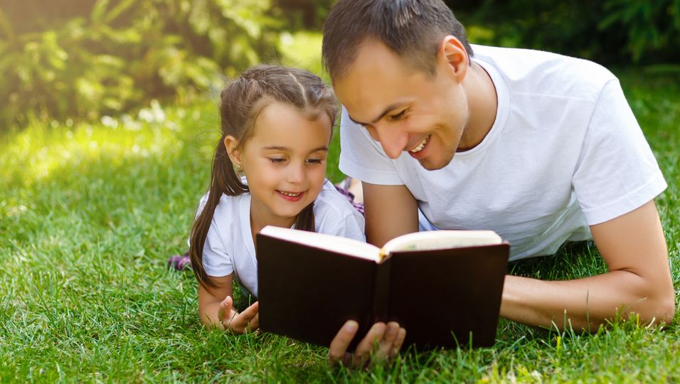 Vater und Tochter lesen Bibel