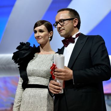 Regisseur Andrei Zvyagintsev erhält einen Preis für seinen Film „Leviathan&quot; von Schauspielerin Paz Vega.