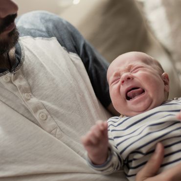 Neuer Babysitter: Säugling schreit, dann findet Vater flauschige "Geheimwaffe"