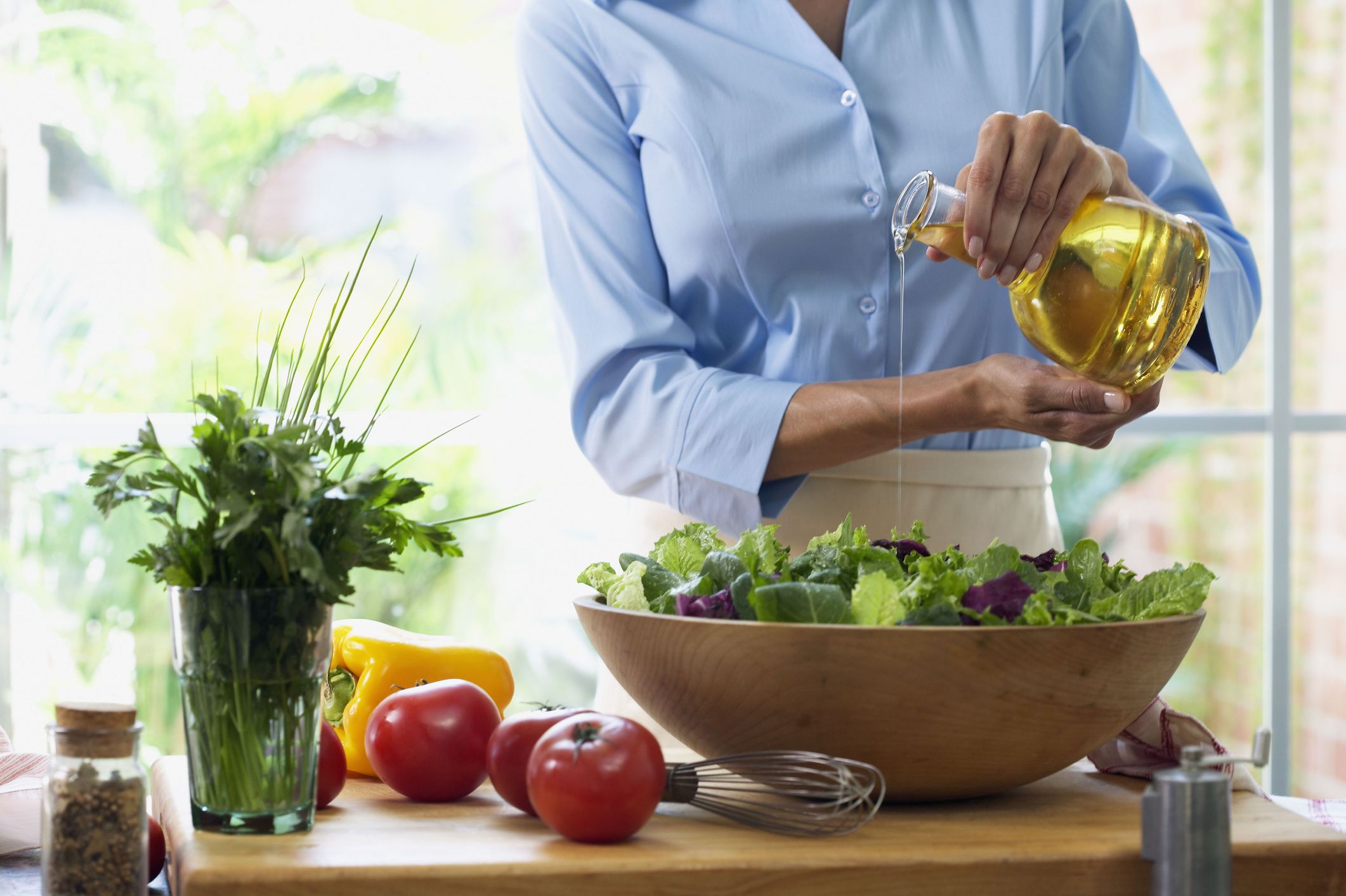 Eine Frau bereitet Salat zu