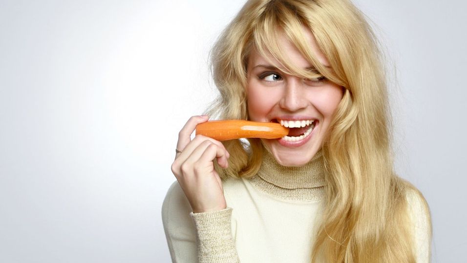 Schon Großmutter wusste: "Iss Karotten, das ist gut für die Augen!" Und da hatte sie gar nicht mal so unrecht. Wir verraten Ihnen, warum Vitamine so wichtig für unseren Körper sind und in welchen Lebensmitteln sie vorkommen.