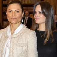 Sofia & Victoria von Schweden: Doppelauftritt im Plisseerock: Die eine in Beige, die andere mag es bunt