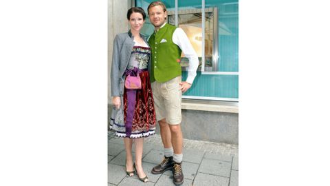 Sophie Wepper und ihr Freund David Meister posieren vor dem Edel-Juwelier. Danach geht es traditionell weiter ins Schützen-Festzelt.