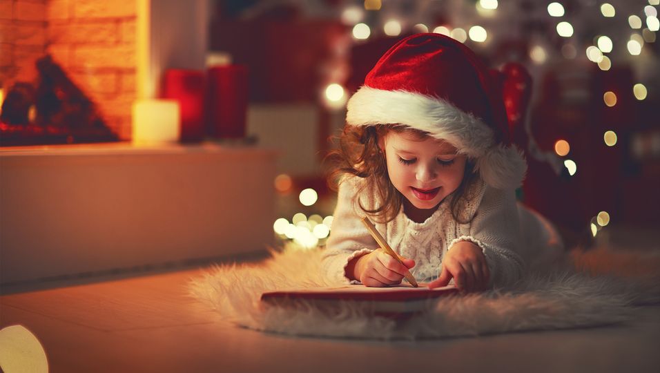 Mädchen schreibt Brief an Weihnachtsmann