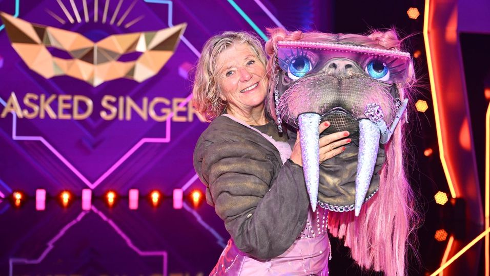 Ein pinkfarbenes Wunder bei "Masked Singer": Schauspielerin Jutta Speidel geht als Walross baden