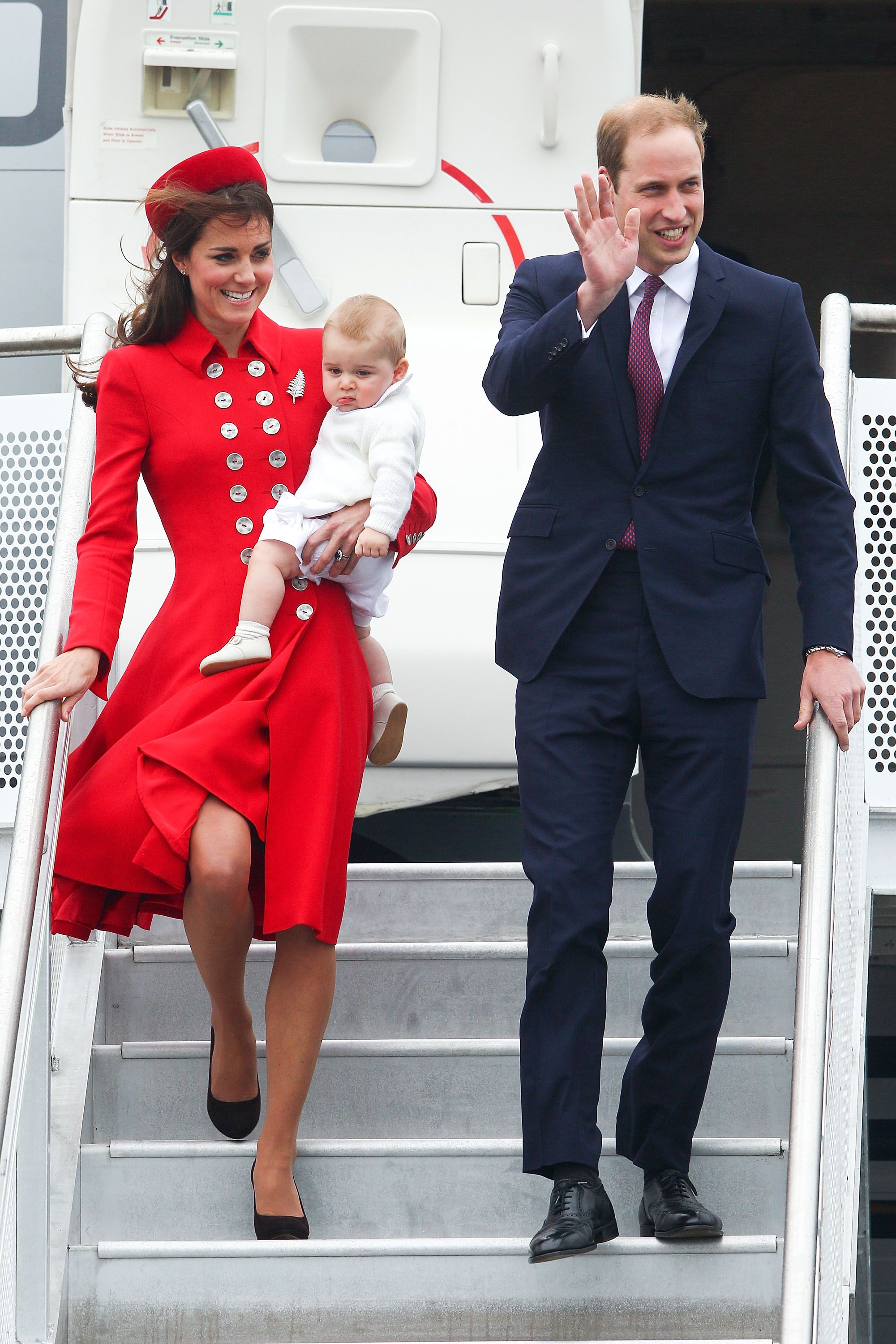 Kate & William mit Klein-George beim Verlassen eines Flugzeuges