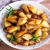 Ein Teller mit Kartoffeln