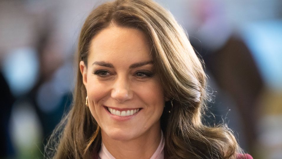 Prinzessin Kate: Ihr Drogerie-Haarspray zaubert dir eine royale Traummähne
